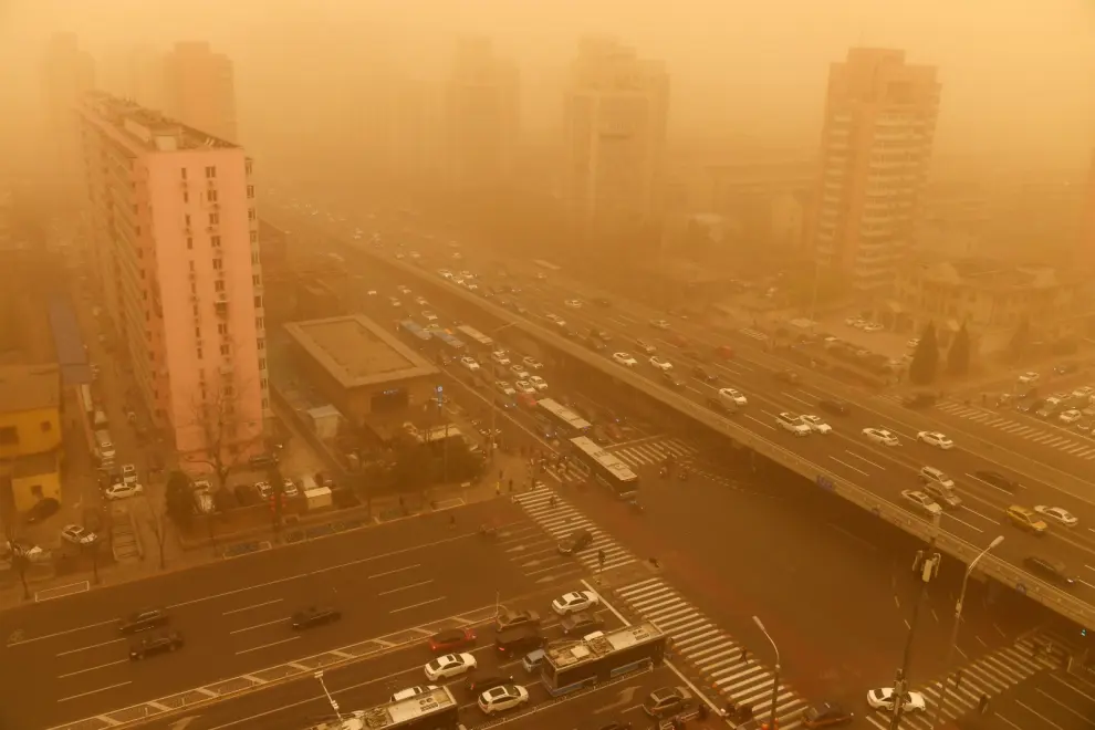 15 March 2021, China, Beijing: Cars drive at Zizhuyuan street in the Haidian district while the sky turned yellow and the visibility was insufficient in the morning due to a sandstorm. Photo: Fan Jiashan/SIPA Asia via ZUMA Wire/dpa..Fan Jiashan/SIPA Asia via ZUMA W / DPA..15/03/2021 ONLY FOR USE IN SPAIN[[[EP]]] 15 March 2021, China, Beijing: Cars drive at Zizhuyuan street in the Haidian district while the sky turned yellow and the visibility was insufficient in the morning due to a sandstorm. Photo: Fan Jiashan/SIPA Asia via ZUMA Wire/dpa