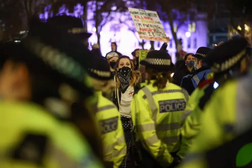Vigilia y protestas en Londres por el asesinato de una joven por un policía