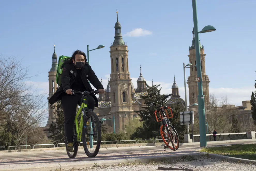 Un día con el 'rider' Javier Mendieta en Zaragoza.