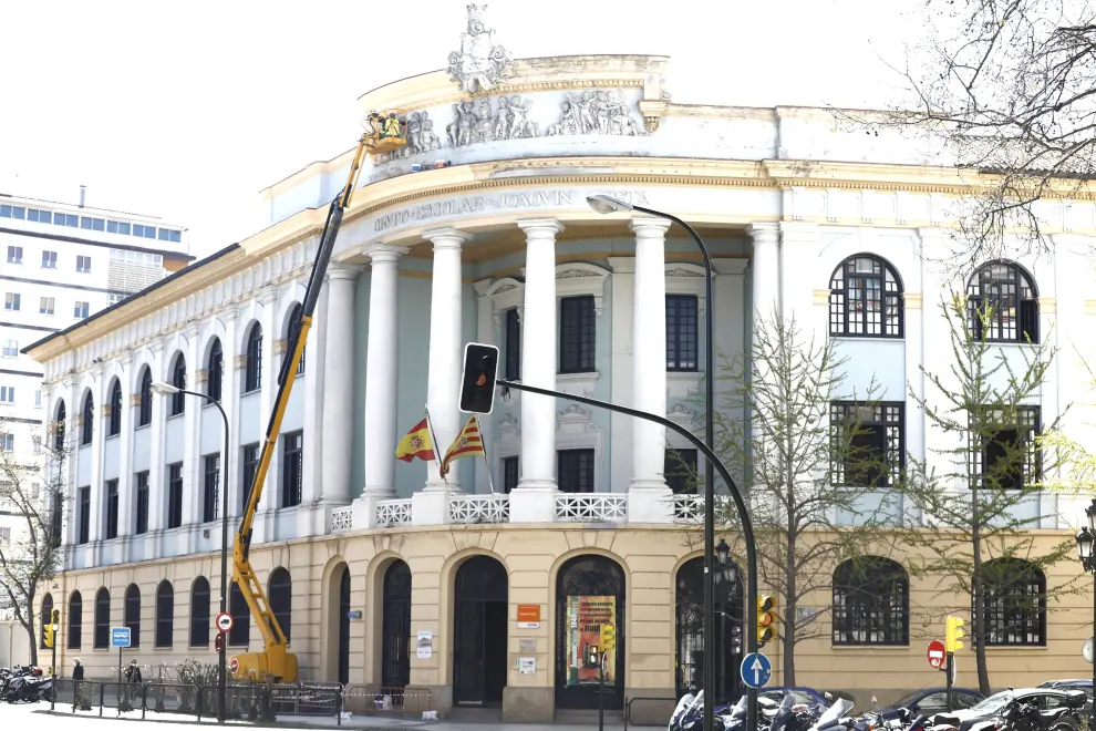 El color vuelve a la fachada del colegio Joaquín Costa de Zaragoza