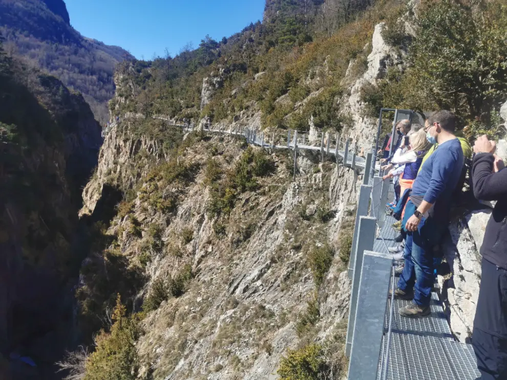 Panticosa abre al público sus nuevas pasarelas sobre el río Caldarés
