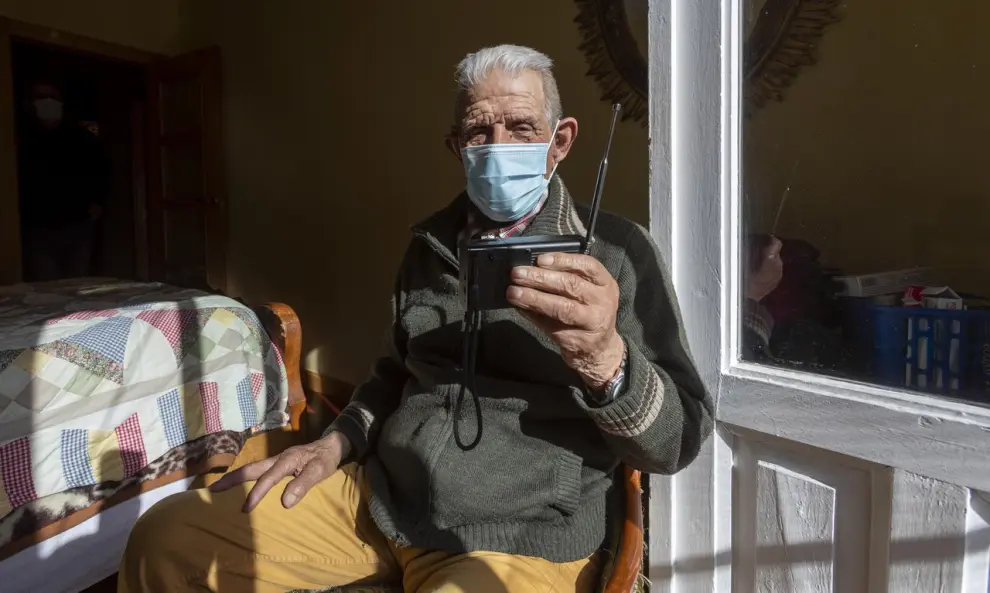 Pilar Mesones (53) y José Luís Marquet (66) residen en la calle Conde Aranda junto al padre de ella, Felipe Mesones, de 90 años.