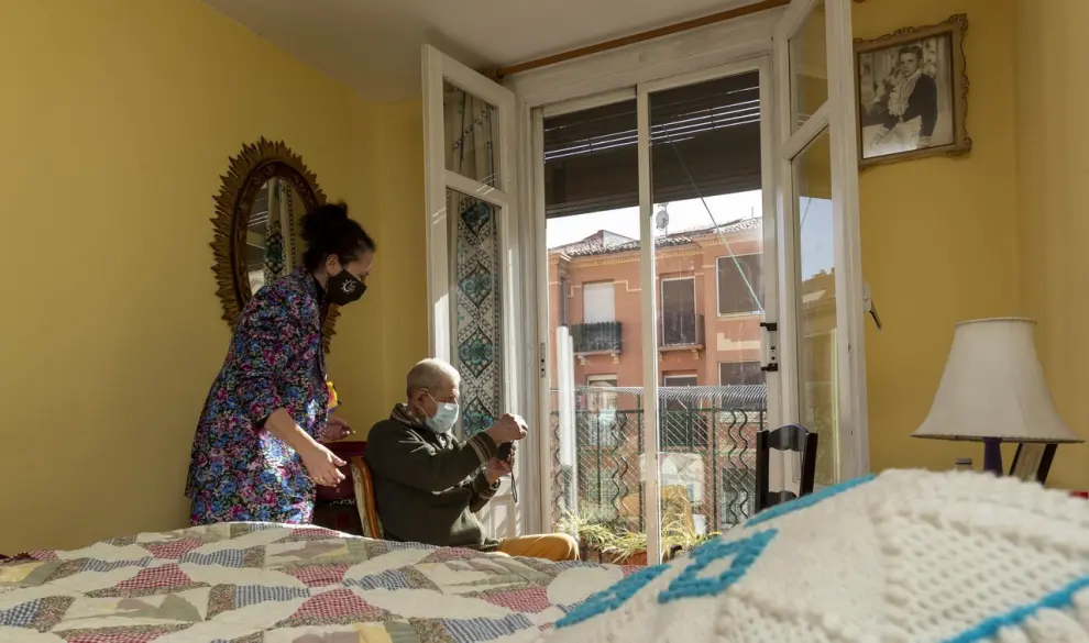 Pilar Mesones (53) y José Luís Marquet (66) residen en la calle Conde Aranda junto al padre de ella, Felipe Mesones, de 90 años.