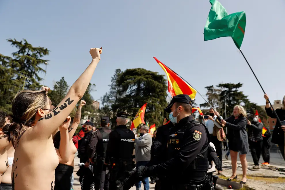 Activistas de Femen irrumpen en un acto de afirmación nacional de colectivos franquistas