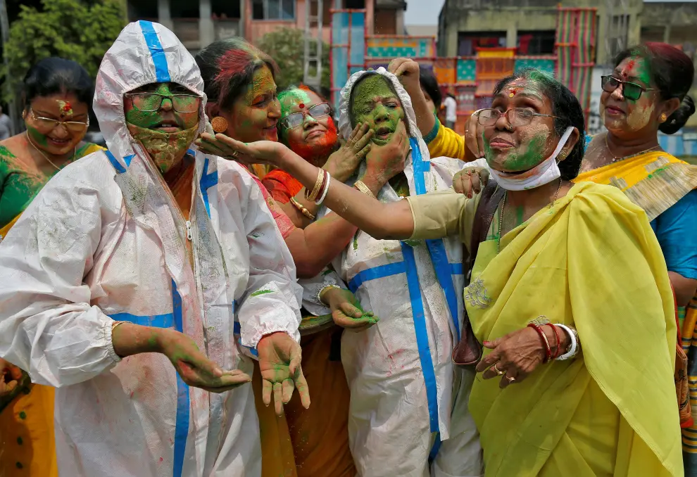 A woman smeared with coloured powder shakes her head to remove it during Holi celebrations, amidst the spread of the coronavirus disease (COVID-19), in Mumbai, India, March 29, 2021. REUTERS/Niharika Kulkarni[[[REUTERS VOCENTO]]] FESTIVAL-HOLI/INDIA