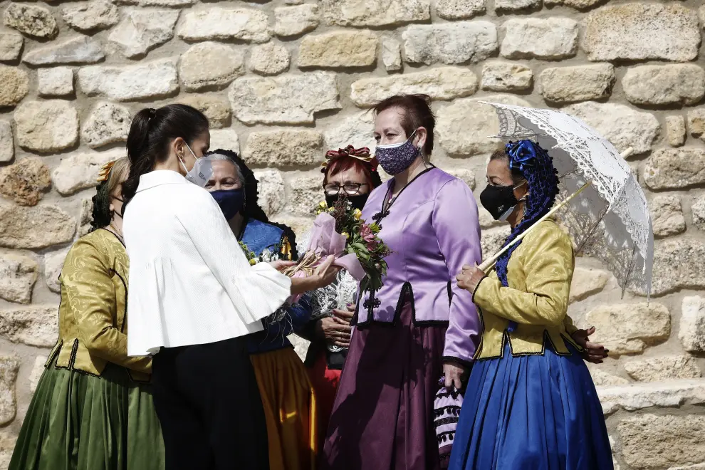La reina Letizia conversa en Fuendetodos con varias personas ataviadas con vestidos goyescos.