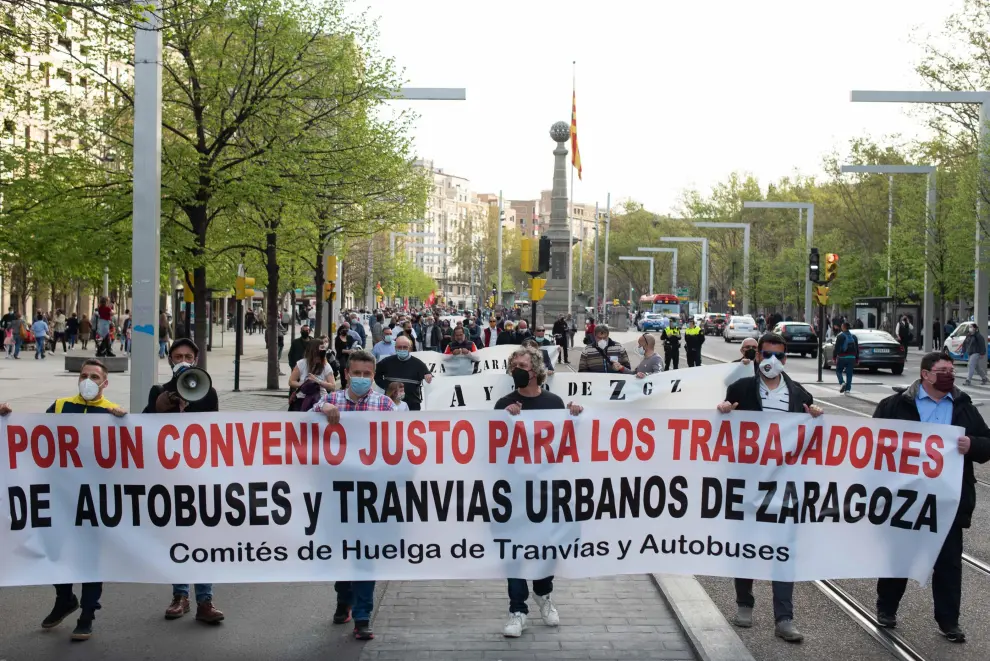 Manifestación de los trabajadores del bus y el tranvía en Zaragoza.
