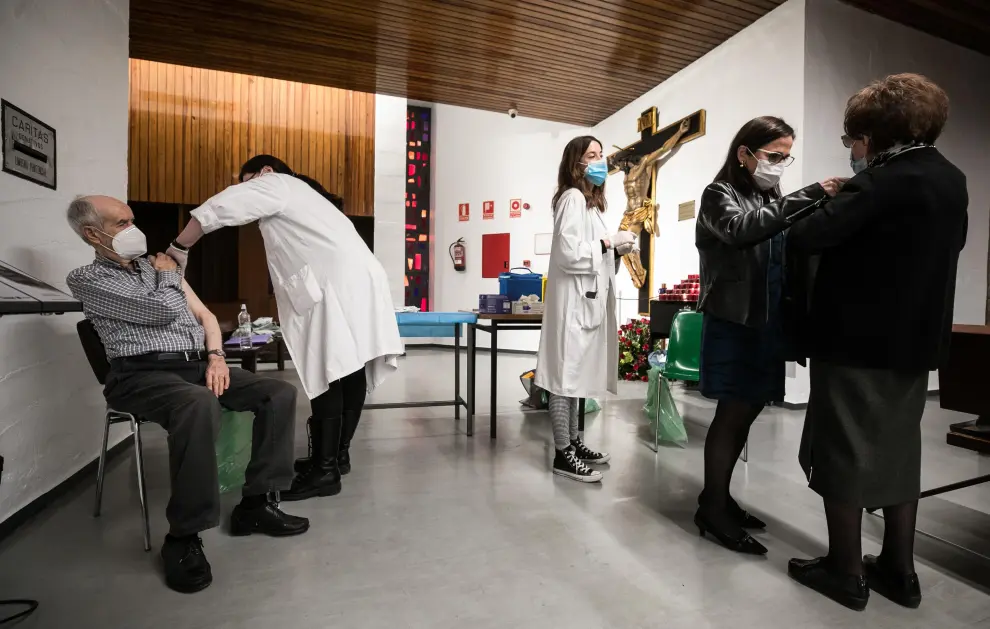 Vacunación en la parroquia de Nuestra Señora del Carmen de Zaragoza.