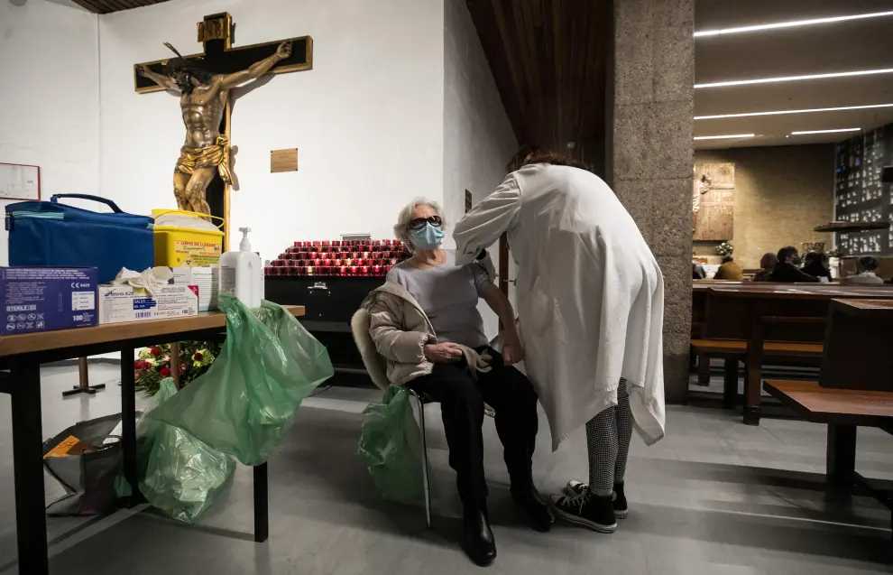Vacunación en la parroquia de Nuestra Señora del Carmen de Zaragoza.