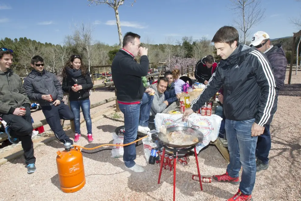 Fiesta campestre del sermon de las tortillas en el paraje de la Fuentecerrada en Teruel. Foto Antonio Garcia/Bykofoto. 02-04-13[[[HA ARCHIVO]]]