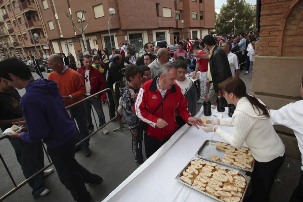Preparacion y venta de monas de pascua para el dia del sermon de las tortillas en el horno santa cristina de Terel. foto Antonio Garcia. 24-03-08[[[HA ARCHIVO]]]
