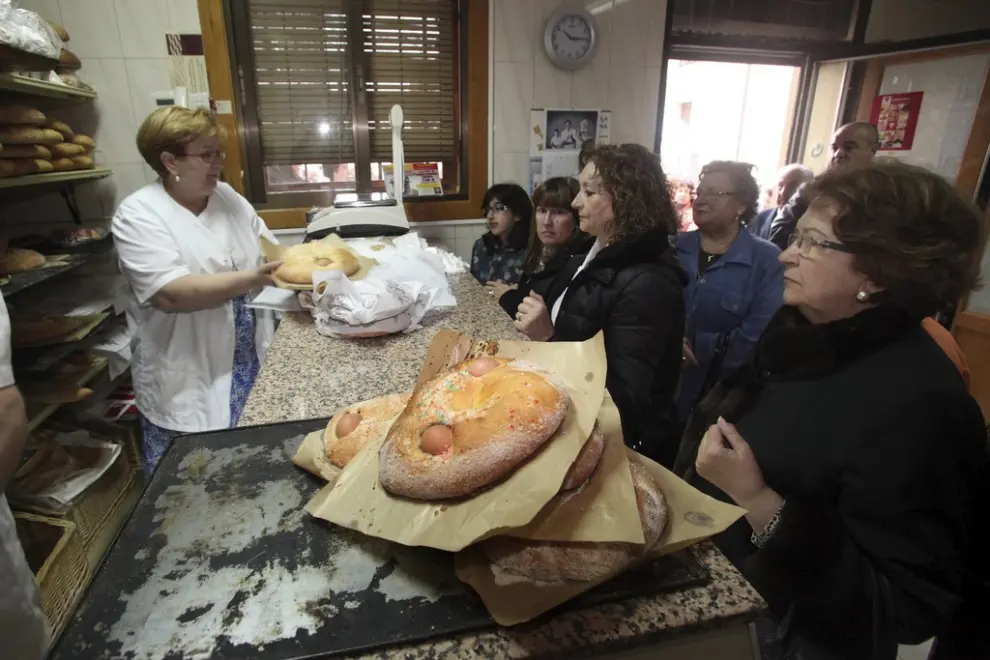 Venta y preparacion de Roscas para el dia del sermon de las tortillas en el Horno Santa Cristina. Foto Antonio Gar4cia. 25-04-11[[[HA ARCHIVO]]]