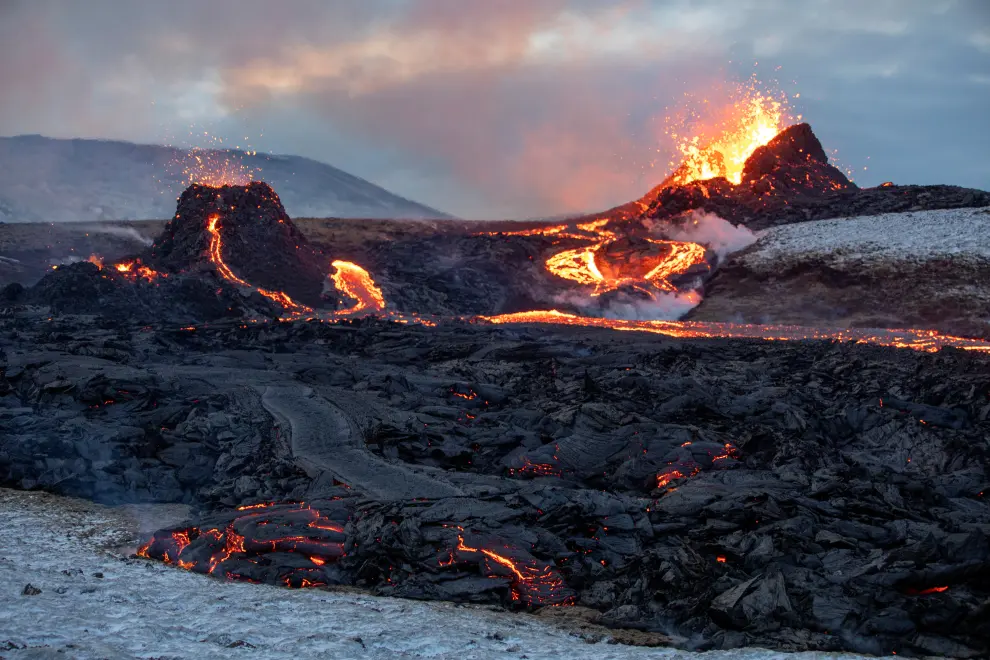 Lava oozes from a new fissure near Fagradalsfjall, Reykjanes Peninsula, Iceland April 5, 2021 in this picture obtained from social media. Ao Thor/via REUTERS ATTENTION EDITORS - THIS IMAGE HAS BEEN SUPPLIED BY A THIRD PARTY. MANDATORY CREDIT. NO RESALES. NO ARCHIVES.[[[REUTERS VOCENTO]]] ICELAND -VOLCANO/