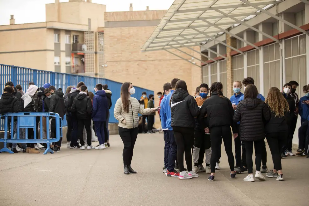 Alumnos de Primaria y de la ESO del Colegio El Buen Pastor de Zaragoza durante el recreo, que se ha adaptado para garantizar la seguridad en tiempos de pandemia.