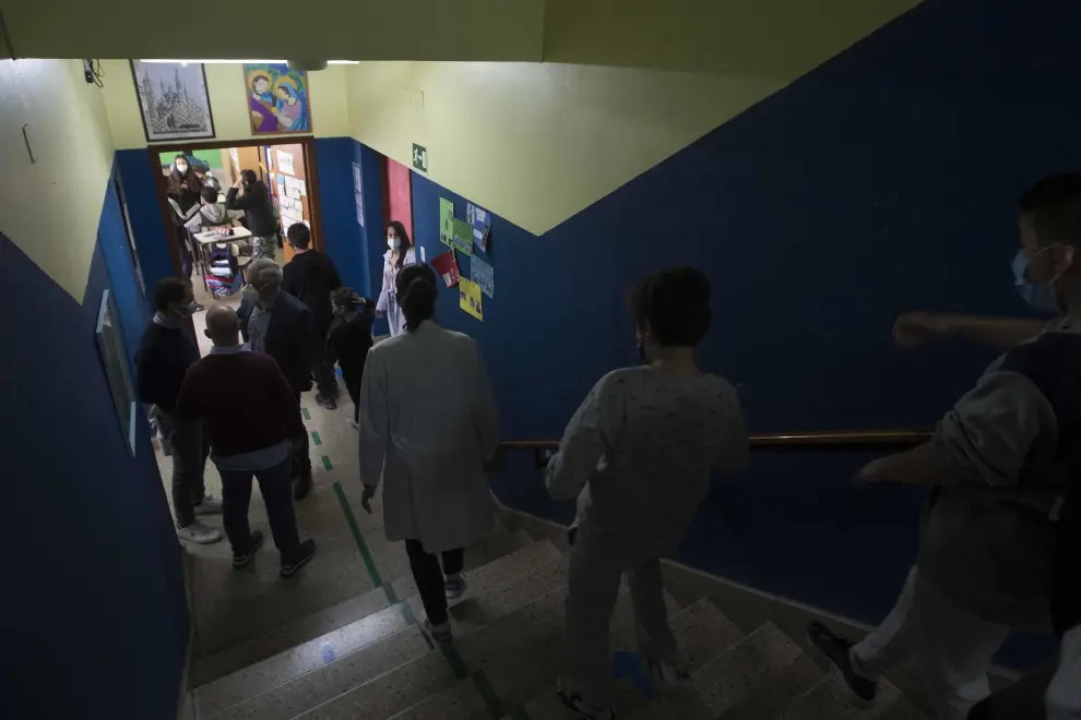 Alumnos de Primaria y de la ESO del Colegio El Buen Pastor de Zaragoza durante el recreo, que se ha adaptado para garantizar la seguridad en tiempos de pandemia.