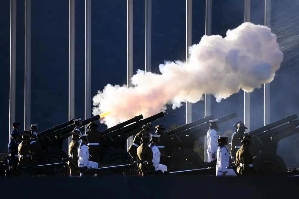 A 41-gun salute is fired to commemorate the death of Prince Philip, the Duke of Edinburgh, at Parliament House in Canberra, Saturday, April 10, 2021. Queen Elizabeth's husband died on Friday, two months before his 100th birthday and only a short time after a month-long stay in hospital. (AAP Image/Lukas Coch) NO ARCHIVING..AAPIMAGE / DPA..10/04/2021 ONLY FOR USE IN SPAIN[[[EP]]] A 41-gun salute is fired to commemorate the death of Prince Philip, the Duke of Edinburgh, at Parliament House in Canberra, Saturday, April 10, 2021. Queen Elizabeth's husband died on Friday, two months before his 100th birthday and only a short time afte