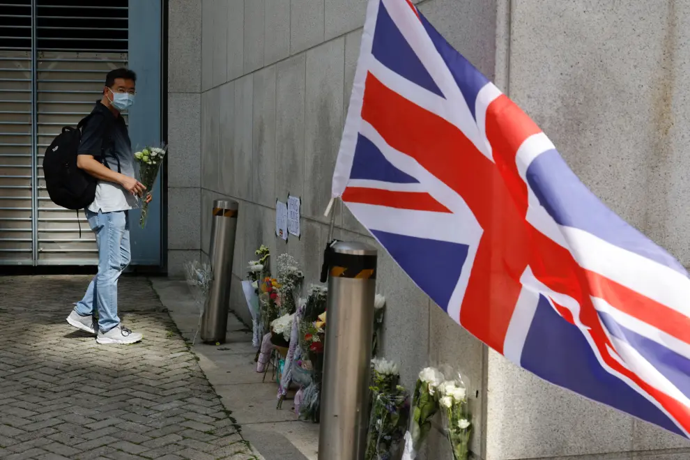 Flowers lie outside the British Consulate-General, Hong Kong, after Britain's Prince Philip, husband of Queen Elizabeth, died at the age of 99, in China April 10, 2021. REUTERS/Tyrone Siu[[[REUTERS VOCENTO]]] BRITAIN-ROYALS/PHILIP-HONGKONG