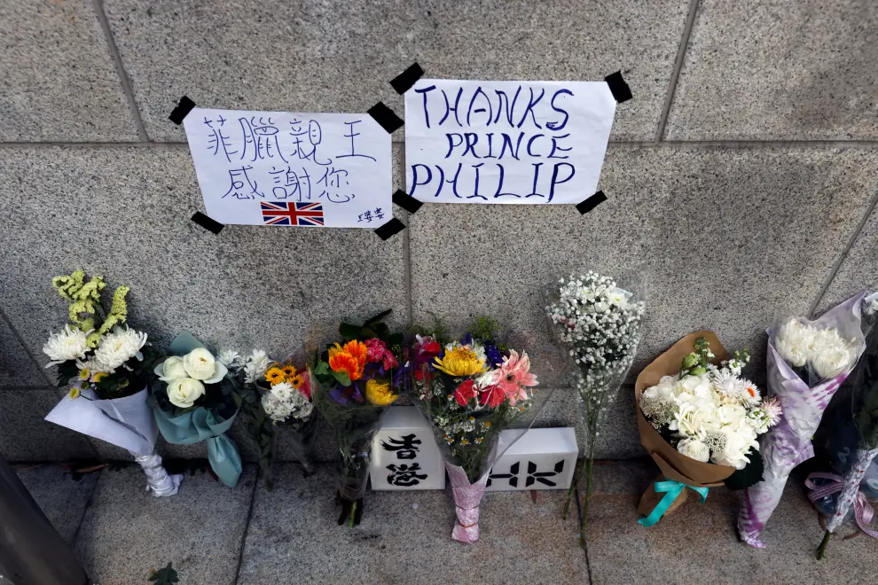 A man leaves flowers outside the British Consulate-General, Hong Kong, after Britain's Prince Philip, husband of Queen Elizabeth, died at the age of 99, in China April 10, 2021. REUTERS/Tyrone Siu[[[REUTERS VOCENTO]]] BRITAIN-ROYALS/PHILIP-HONGKONG