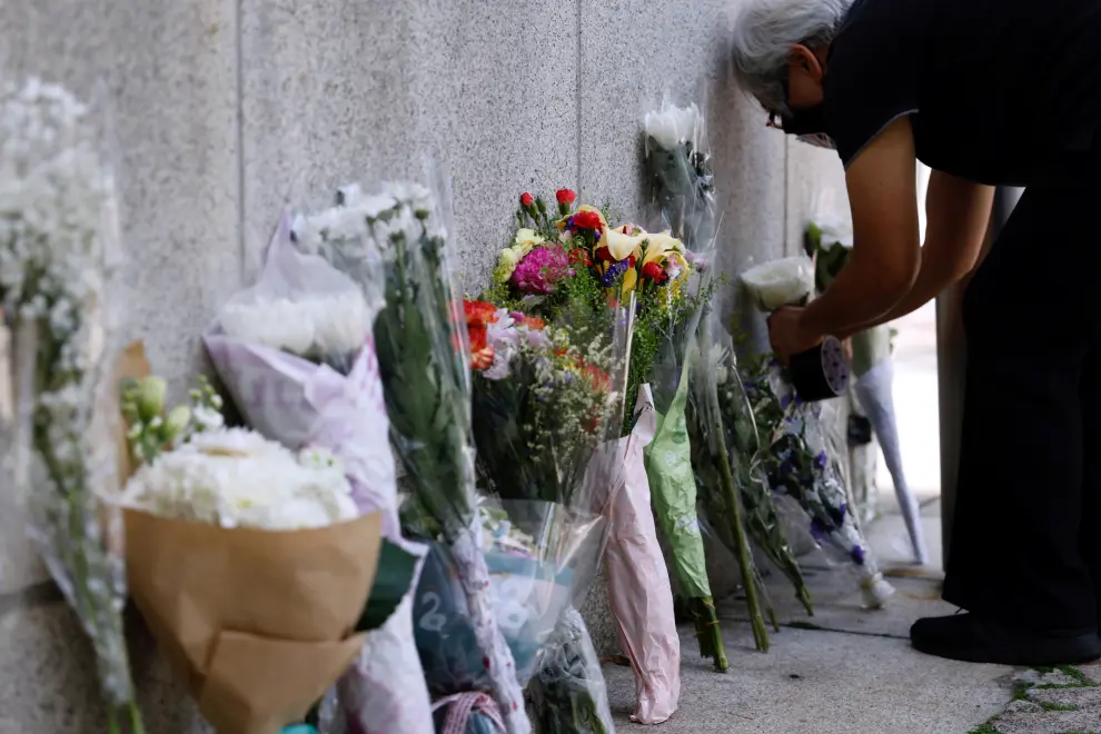 Flowers lie outside the British Consulate- General, Hong Kong, after Britain's Prince Philip, husband of Queen Elizabeth, died at the age of 99, in China April 10, 2021. REUTERS/Tyrone Siu[[[REUTERS VOCENTO]]] BRITAIN-ROYALS/PHILIP-HONGKONG