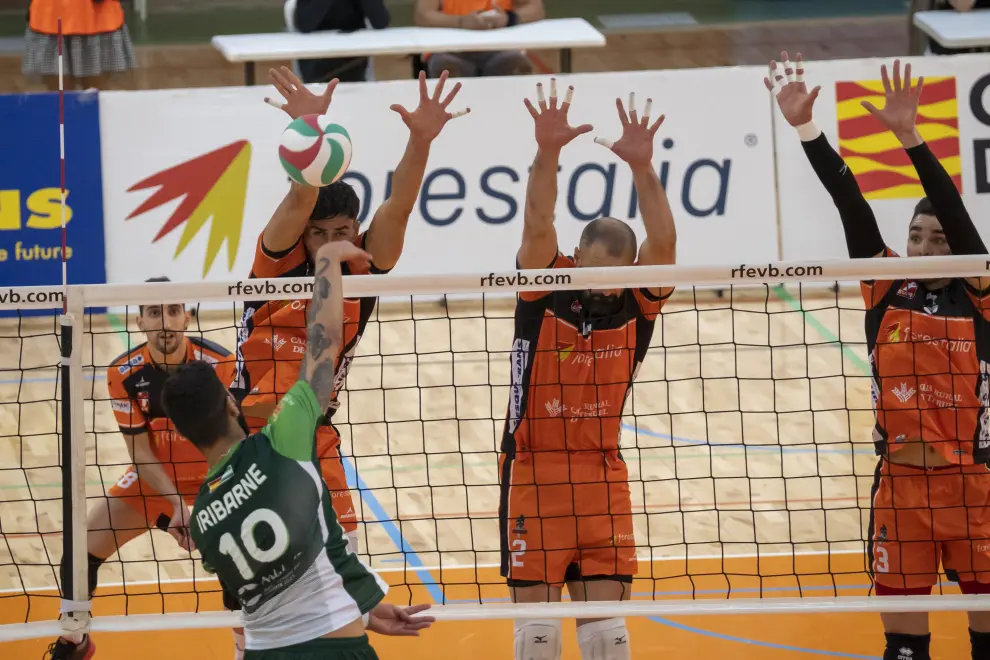 Partido de 'play off' de semifinal de Superliga de voleibol entre el CV Teruel y Almería.
