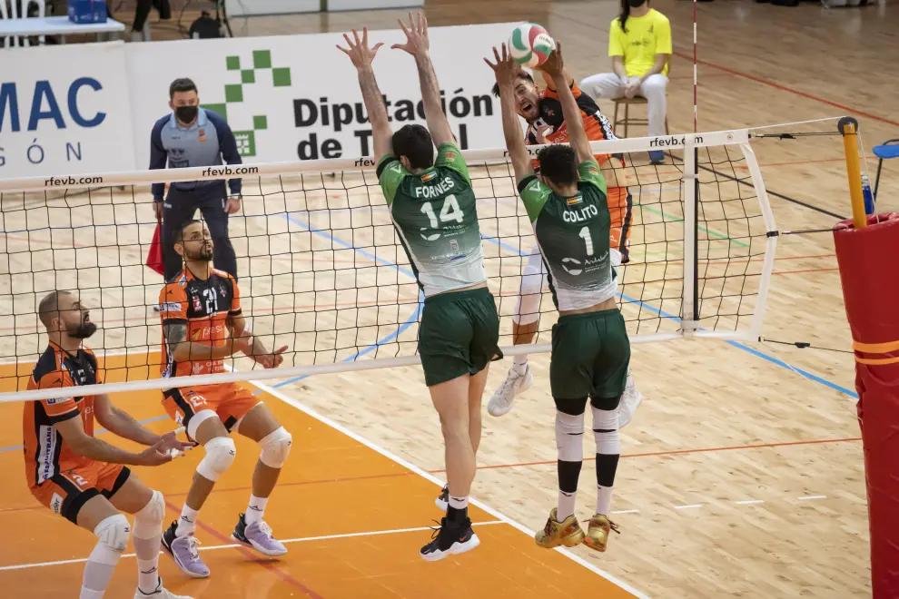 Partido de 'play off' de semifinal de Superliga de voleibol entre el CV Teruel y Almería.