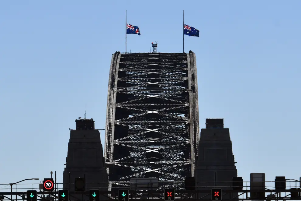 The Australian flag is seen at half-mast on the Sydney Harbour Bridge, honouring Prince Philip, Duke of Edinburgh, following his death, in Sydney, Australia, April 10, 2021.  REUTERS/Jaimi Joy[[[REUTERS VOCENTO]]] BRITAIN-ROYALS/PHILIP-AUS