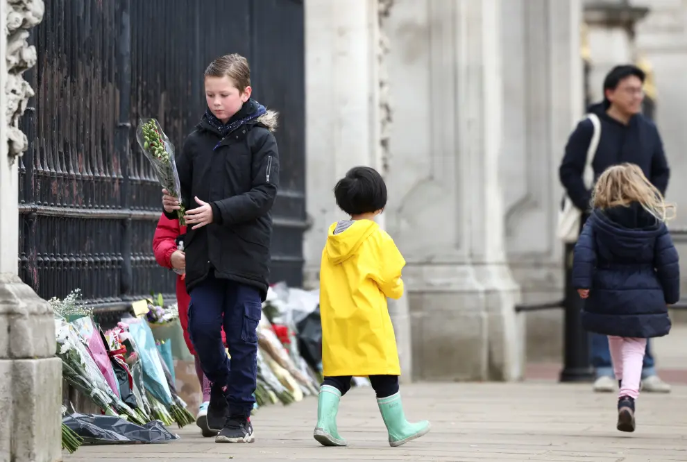 Children bring flowers to Buckingham Palace after Britain's Prince Philip, husband of Queen Elizabeth, died at the age of 99, in London, Britain, April 10, 2021. REUTERS/Henry Nicholls[[[REUTERS VOCENTO]]] BRITAIN-ROYALS/PHILIP-BUCKINGHAM PALACE