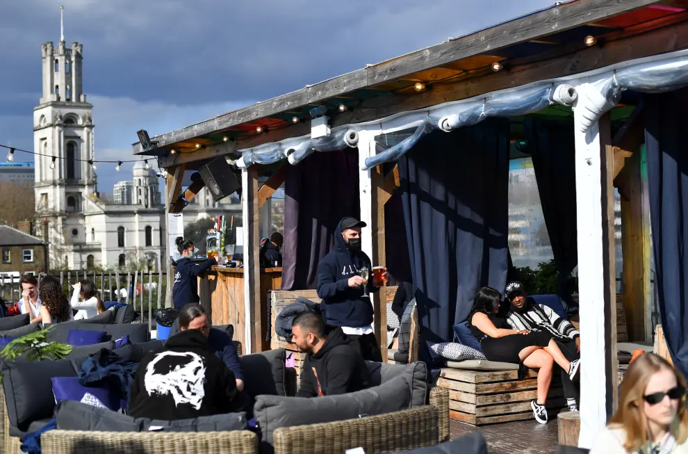 People enjoy a drink at the Skylight rooftop bar as the coronavirus disease (COVID-19) restrictions ease, in London, Britain April 12, 2021. REUTERS/Dylan Martinez[[[REUTERS VOCENTO]]] HEALTH-CORONAVIRUS/BRITAIN-REOPENING