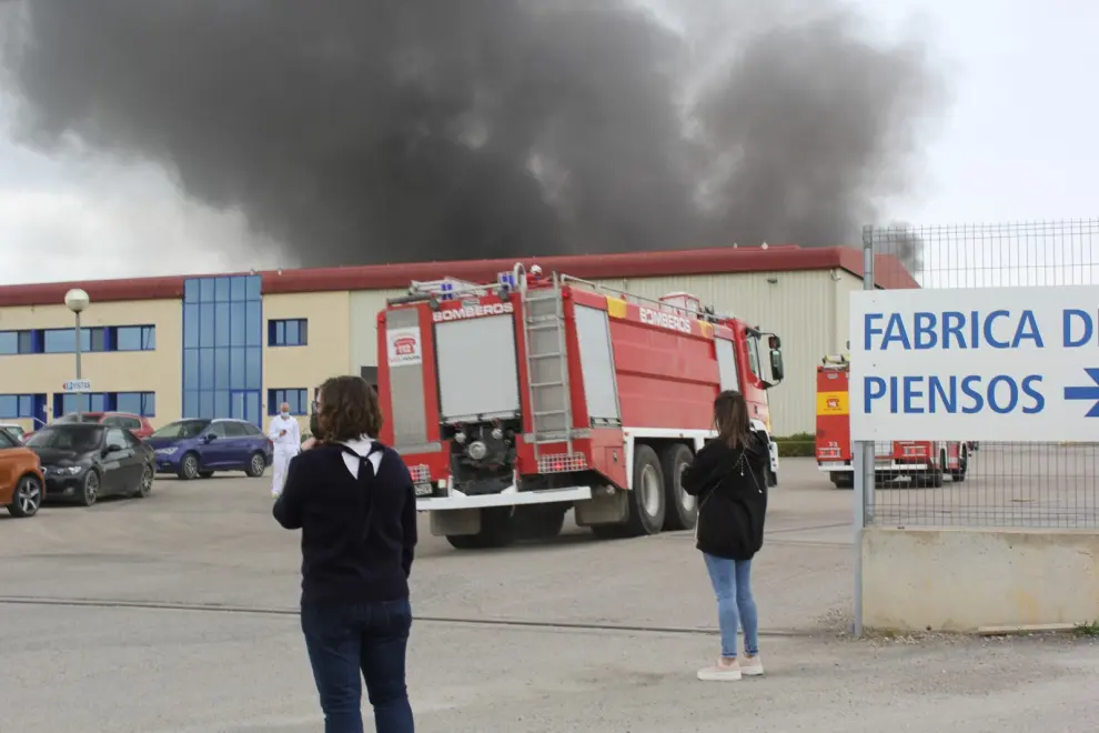 El fuego devora una nave en la empresa Interovo de Grañén.