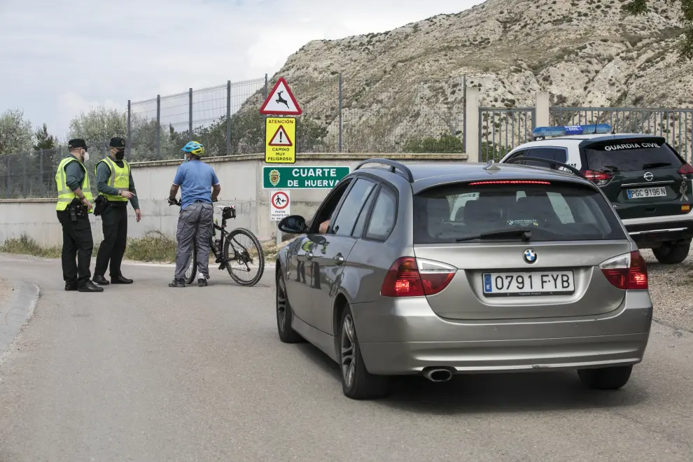 Controles de la Guardia Civil a coches, motos y bicicletas en los accesos a Cuarte de Huerva por su confinamiento perimetral.