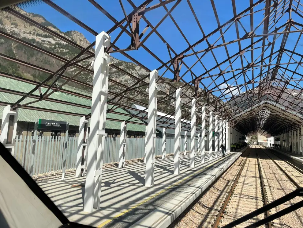 Llegada del primer tren a la nueva estación internacional de Canfranc