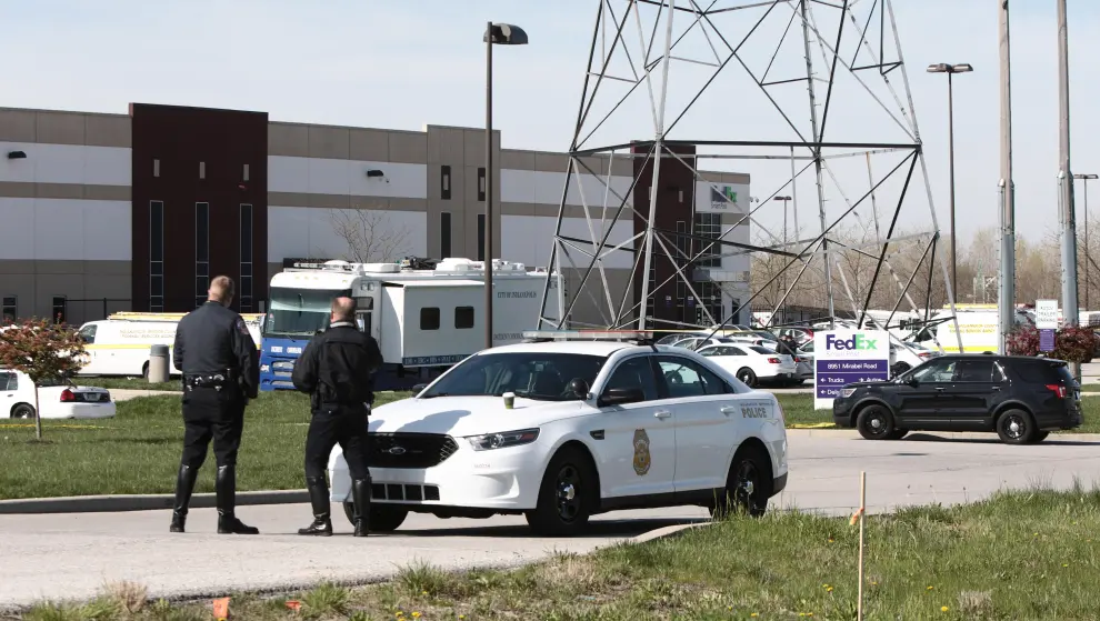 Indianapolis (United States), 16/04/2021.- Indianapolis police work a crime scene at a FedEx facilty where a gunman had opened fire, in Indianpolis, Indiana, USA, 16 April 2021. According to police, a gunman has killed at least eight people before shooting himself at a FedEx facility in Indianapolis. Several other people were injured and remained in critical condition in local hospitals. (Incendio, Abierto, Estados Unidos) EFE/EPA/MARK LYONS Shooter at FedEx facility kills at least 8 people