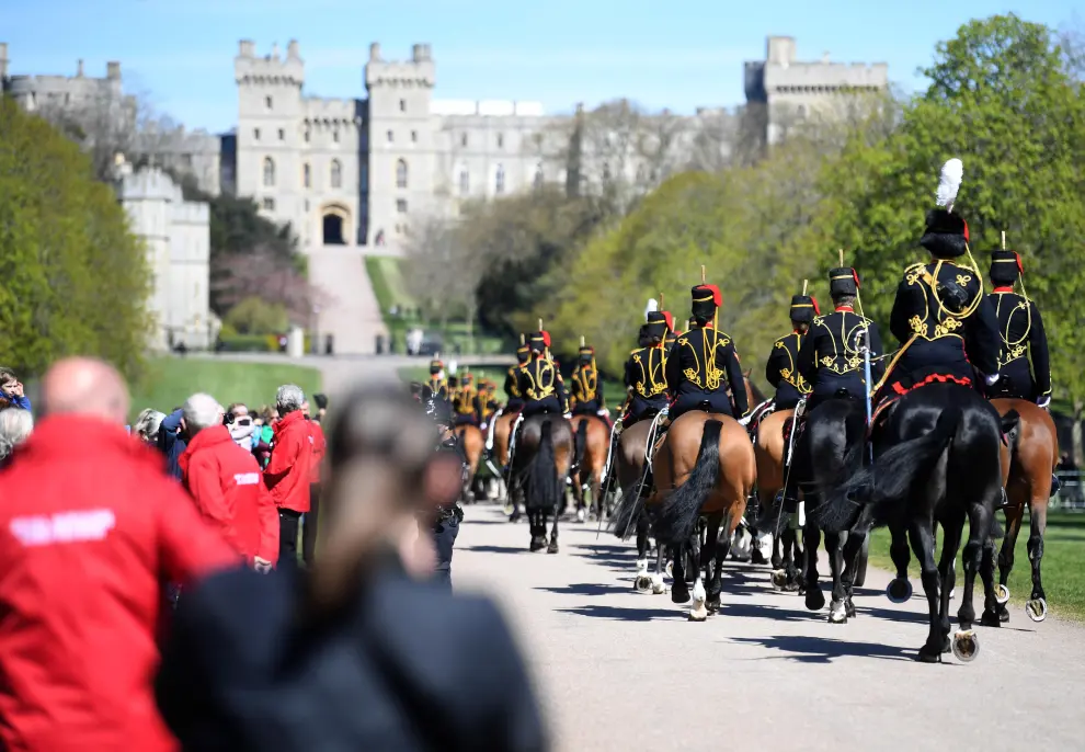Windsor (United Kingdom), 17/04/2021.- The Kings Troop Royal Horse Artillery arrive on the Long Walk to Windsor Castle following the passing of Britain's Prince Philip, in Windsor, Britain, 17 April 2021. Britain's Prince Philip, the Duke of Edinburgh, has died on 09 April 2021 aged 99 and his funeral will take place in Windsor on 17 April. (Reino Unido, Edimburgo) EFE/EPA/NEIL HALL Prince Philip's funeral at Windsor Castle
