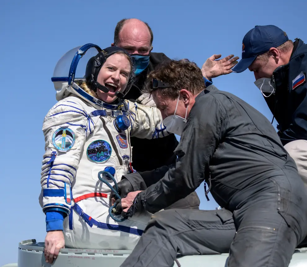 La astronauta de la NASA Kathleen Rubins llega a Tierra a la estepa rusa a bordo de la Soyuz MS-17