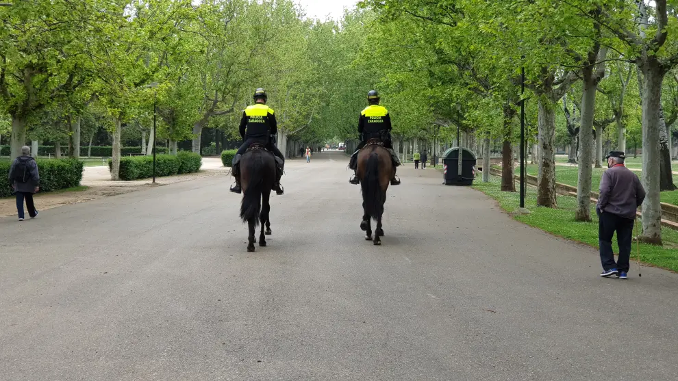 La Unidad de Caballería de la Policía de Zaragoza por el Parque Grande José Antonio Labordeta.