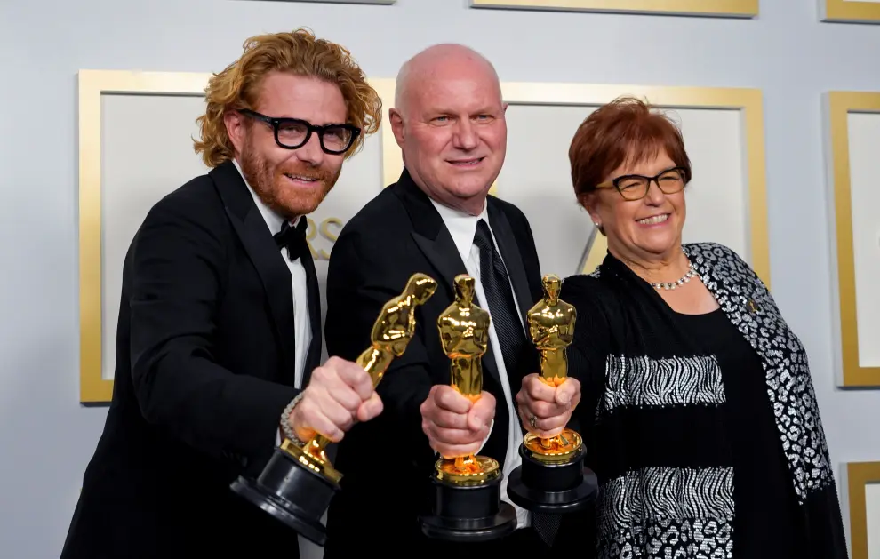 Donald Graham Burt and Jan Pascale pose in the press room with the award for best production design for Mank with Halle Berry, at the Oscars in Los Angeles, California, U.S., April 25, 2021. Chris Pizzello/Pool via REUTERS[[[REUTERS VOCENTO]]] AWARDS-OSCARS/
