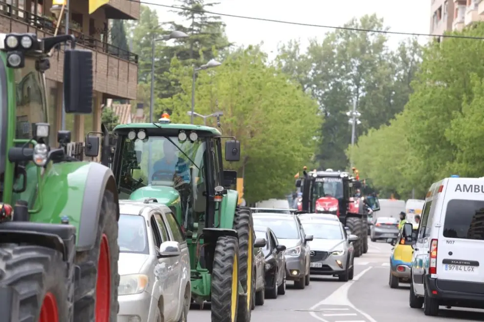 Alrededor de 400 vehículos han participado en la tractorada convocada en Huesca.