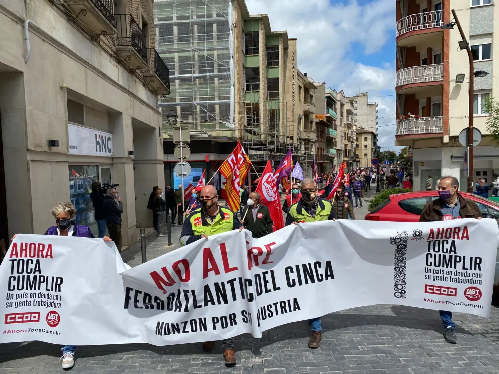 Más de 2.000 personas de toda la provincia han participado este Primero de Mayo en la manifestación convocada en Monzón contra los despidos de Ferroatlántica.