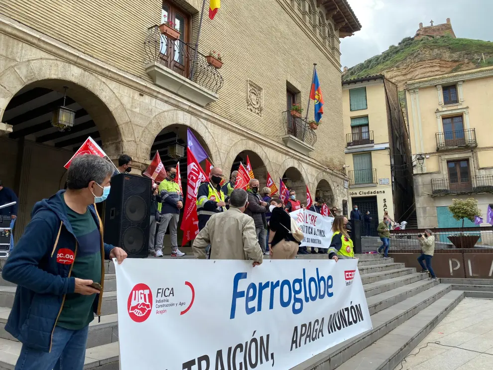 Más de 2.000 personas de toda la provincia han participado este Primero de Mayo en la manifestación convocada en Monzón contra los despidos de Ferroatlántica.