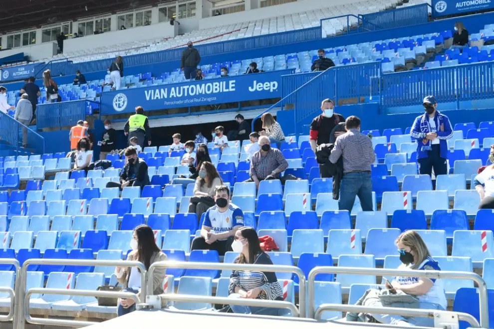 El público ya toma asiento en La Romareda para ver el partido entre el Deportivo Aragón y la U. D. Barbastro.