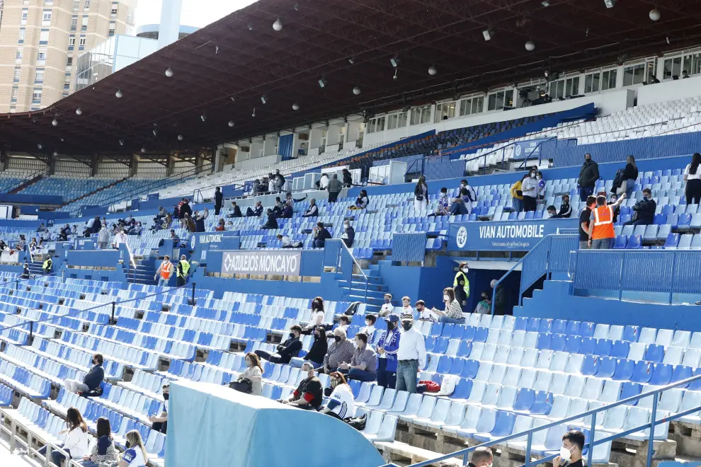 La afición vuelve a la Romareda para ver el Deportivo Aragón-Barbastro, el primer partido con público tras el cierre por la pandemia.