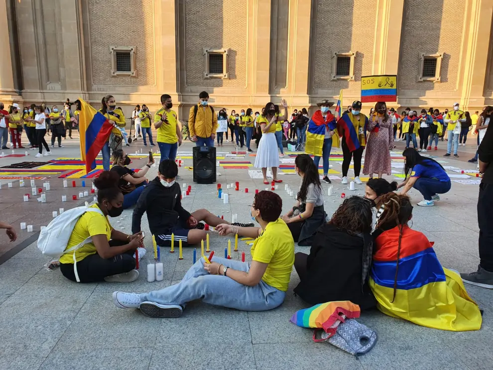 Al menos un centenar de personas se ha concentrado este miércoles en la plaza del Pilar de Zaragoza en memoria de las víctimas mortales que están dejando las protestas populares contra la ya hundida reforma tributaria del Gobierno en Colombia.