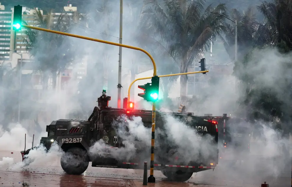 05 May 2021, Colombia, Pasto: A policeman fires tear gas at demonstrators during clashes after a demonstration against police brutality amid an ongoing national strike. Photo: Camilo Erasso/LongVisual via ZUMA Wire/dpa..Camilo Erasso/LongVisual via ZUM / DPA..05/05/2021 ONLY FOR USE IN SPAIN[[[EP]]] 05 May 2021, Colombia, Pasto: A policeman fires tear gas at demonstrators during clashes after a demonstration against police brutality amid an ongoing national strike. Photo: Camilo Erasso/LongVisual via ZUMA Wire/dpa