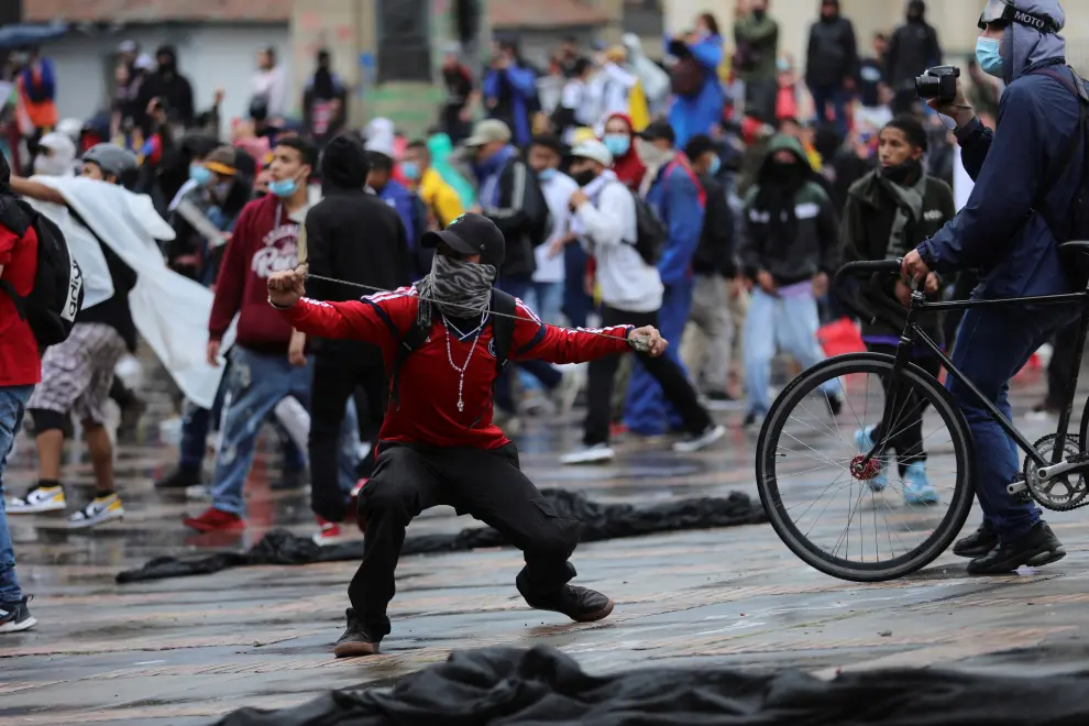 A demonstrator prepares to throw an object during a protest against poverty and police violence in Bogota, Colombia, May 5, 2021. REUTERS/Luisa Gonzalez[[[REUTERS VOCENTO]]] COLOMBIA-PROTESTS/