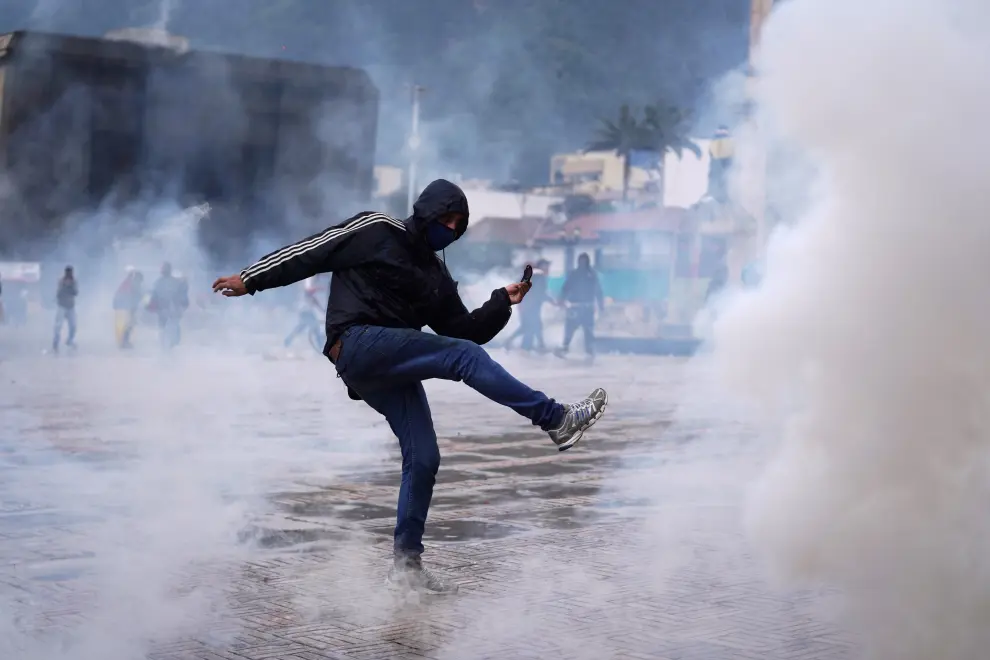 Demonstrators run and take cover during a protest against poverty and police violence in Bogota, Colombia, May 5, 2021. REUTERS/Luisa Gonzalez[[[REUTERS VOCENTO]]] COLOMBIA-PROTESTS/