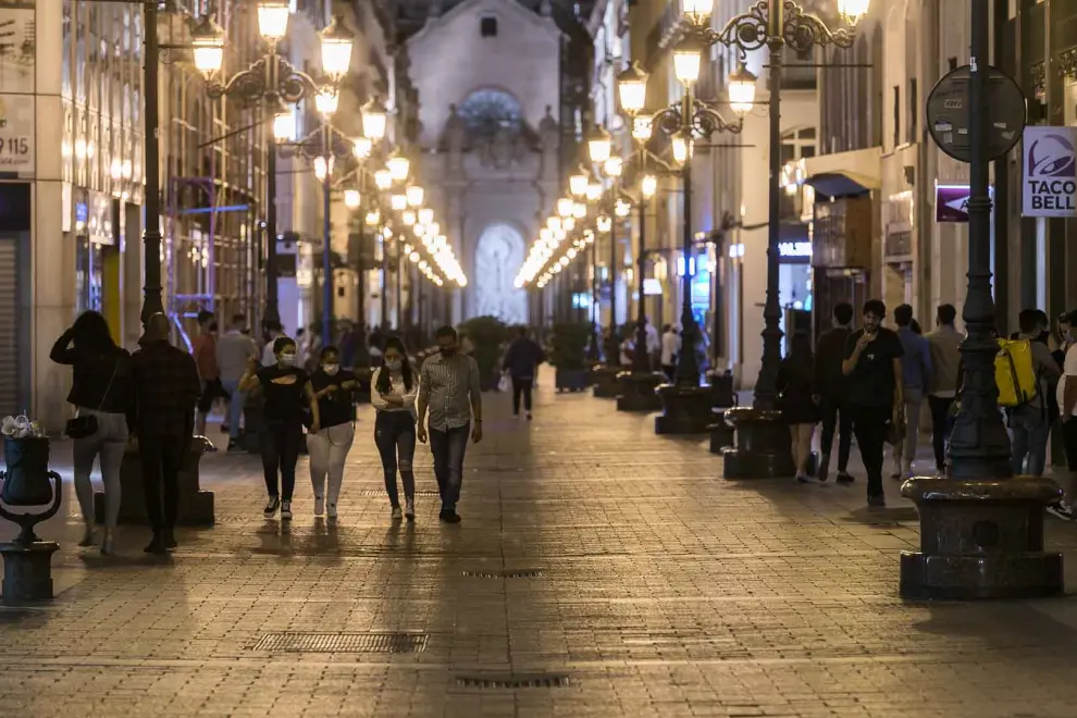 Ambiente en Zaragoza en la noche en la que ha finalizado el estado de alarma en España