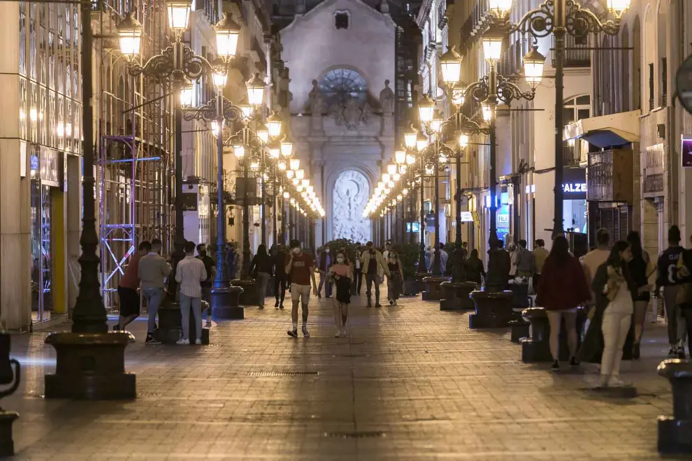 Ambiente en Zaragoza en la noche en la que ha finalizado el estado de alarma en España