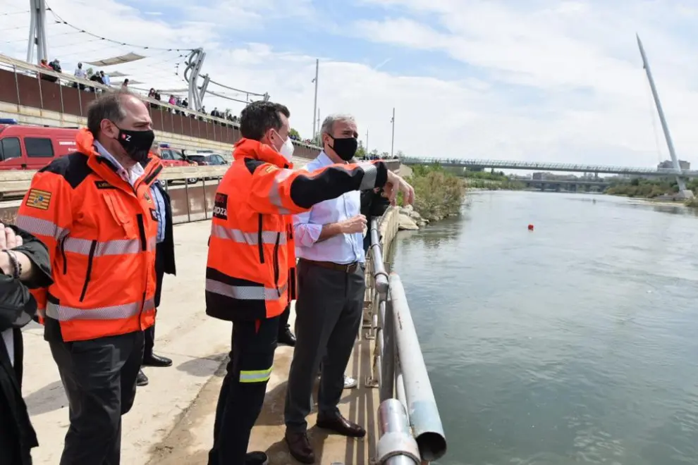 El alcalde de Zaragoza, Jorge Azcón, se ha acercado a conocer el avance de las labores de búsqueda del menor desaparecido en el río Ebro.