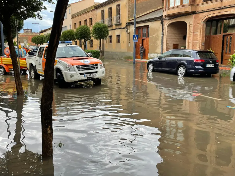 Calles inundadas en Utebo por la lluvia.