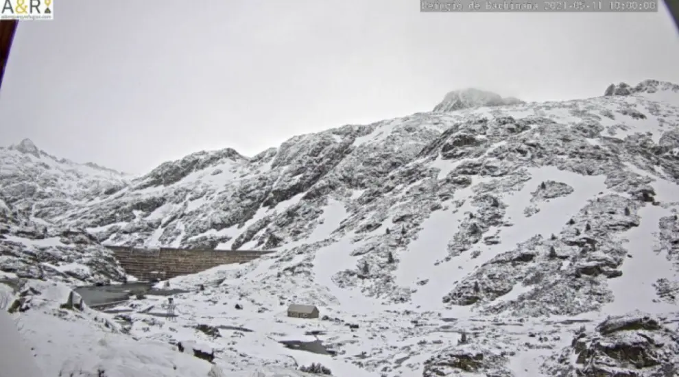 El Pirineo ha amanecido con una capa de nieve de 11 centímetros en La Renclusa, Bachimaña y Llanos del Hospital.